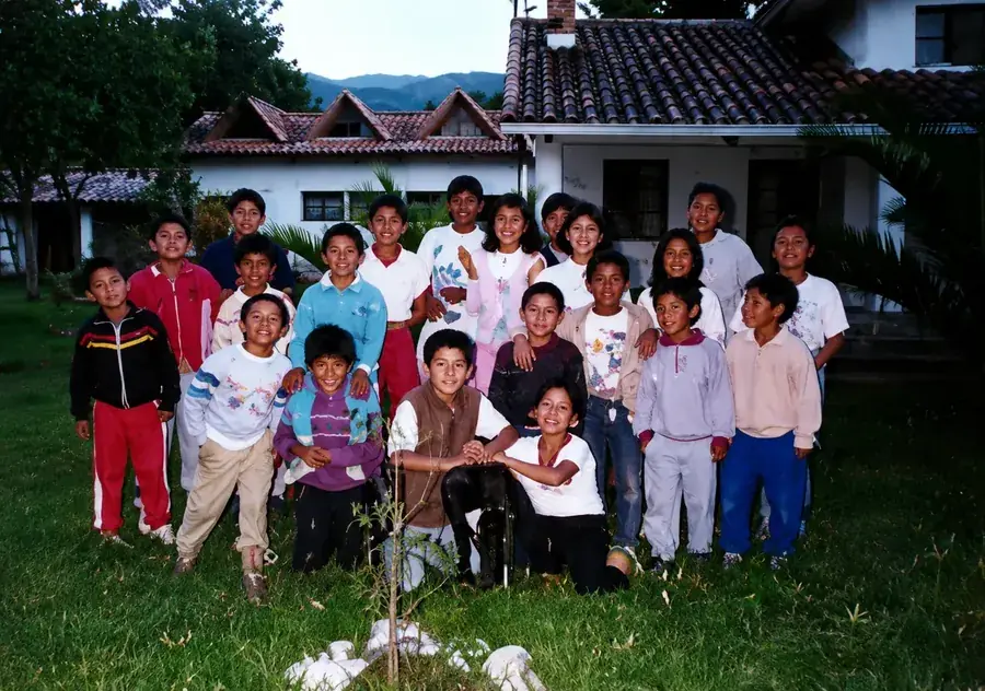 Écoliers en plein air souriant à la sortie de l'école